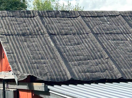 Garagetak på Sandkullen med plåtar som har hemmagjorda falsar. Här kan man se förstärkningsrillorna som gjorde det svårt att platta ut plåten.