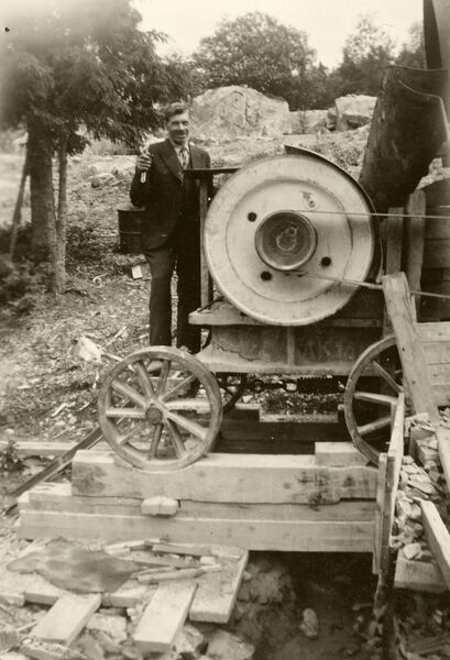 Fil:Dalsland-Högsäter-Kvarntorp-Leonard arbetar.jpg
