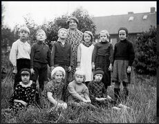 Östra Korsbyns skola 1937. Klas 1-2 Lärare Alma Karlsson f. Lindén. Övre raden fr.v: 1. Uno Selin, Sörskogen, Ö. Bodane. 2. Arne Bergman, Grannerud, Hängele. 3. Sigvard Andersson, Ressbyn. 4. Alma Karlsson. 5. Britta Larsson, Ö. Korsbyn. 6. Karin Ström, Sannerud 7. Astrid Karlsson, Tollesbyn. Nedre Raden fr.v: 1. Berit Selin, Sörskogen, Ö. Bodane. 2. Ingegerd Björqvist, Torp. 3. Maj Magnusson, Gatan, Hult. 4. Karin Hermansson, O. Berg. Kommentar: Nr. 4 nedre rad. Karin Hermansson bodde några år hos sin morbror Karl Andersson (Skräddar-Kalle) och h.h. Cecilia i Ö. Berg. Hon kallades för LillKarin