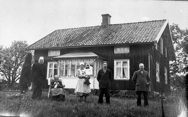 Lärkebo 1930. Johan Andersson (förre ägaren), Berta Olsson, mor till Karl Larsson, Alma, Inga, Anders Larsson, Karl Larsson
