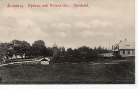 Vykort. Text: "Ånimskog. Kyrkan och Folkskolan. Dalsland.". Ca 1910. Vykortet ägs av Hans-Jürgen Köchling.