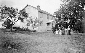 Vykort från Känsbyn Nedre, från ca 1915. På bilden syns troligen ägaren Adolf Svensson, Hustrun Anna samt barnen Alice, Lini och Alda Sigrid. De flyttade in 1907.