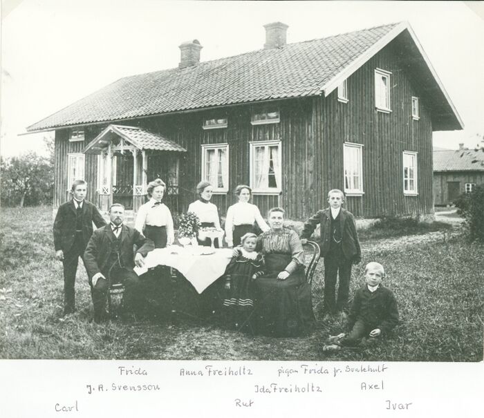 Storegården, fr.v Carl, J.A. Svensson, Frida, Anna Freiholtz, pigan Frida fr Svalehult, Rut, Ida Freiholtz, Axel o Ivar,