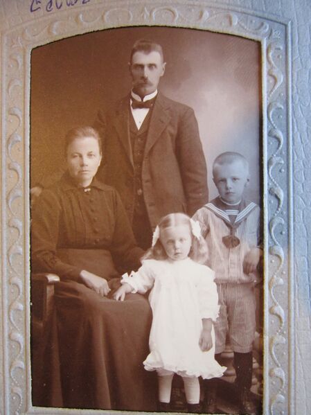 Fil:Dalsland-Mo-EdvardHansson med familj.JPG