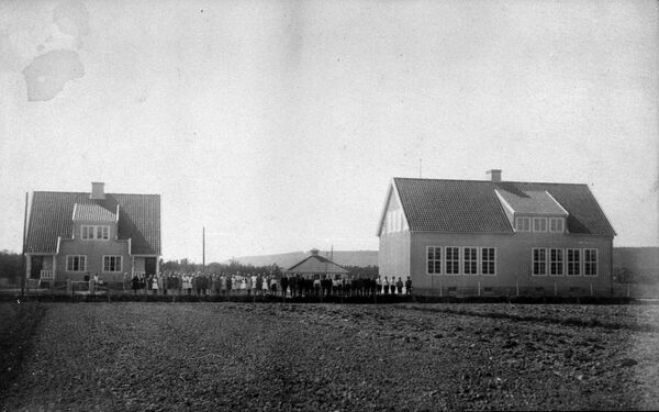 Norra Björke Folkskola. Invigd 1928, t.v. lärarbostaden