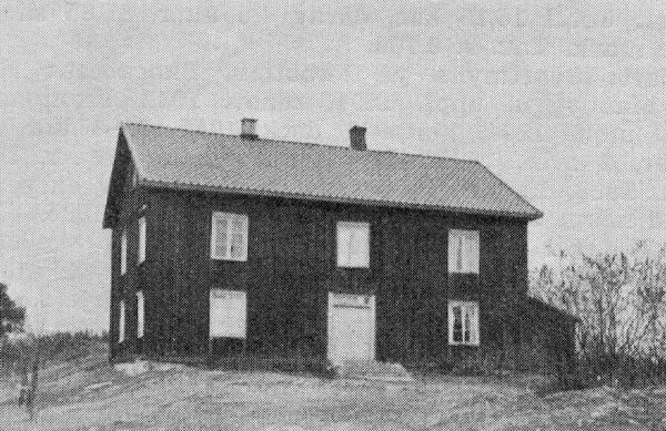 Södra Topperud. Foto taget i början på 1900-talet. Enligt traditionen uppfört omkring 1850 av kyrkvärden Johannes Nilsson i två våningar för att han skulle kunna se julotteljusen i den nya Tösse kyrka som byggts 1848.