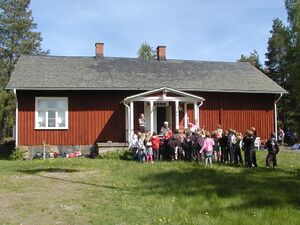 Skolelever tas emot av rektor Tage Stahre.