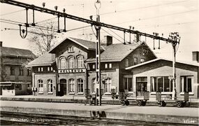 Vykort. Text: "MELLERUD. Järnvägsstationen".