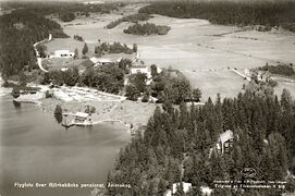 Vykort. Text: "Flygfoto över Björkebäcks Pensionat, Ånimskog".