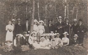 Foto #0024 Okända personer. På baksidan "Hälsningar från en bekant från midsommarvakan i Ånimskog"