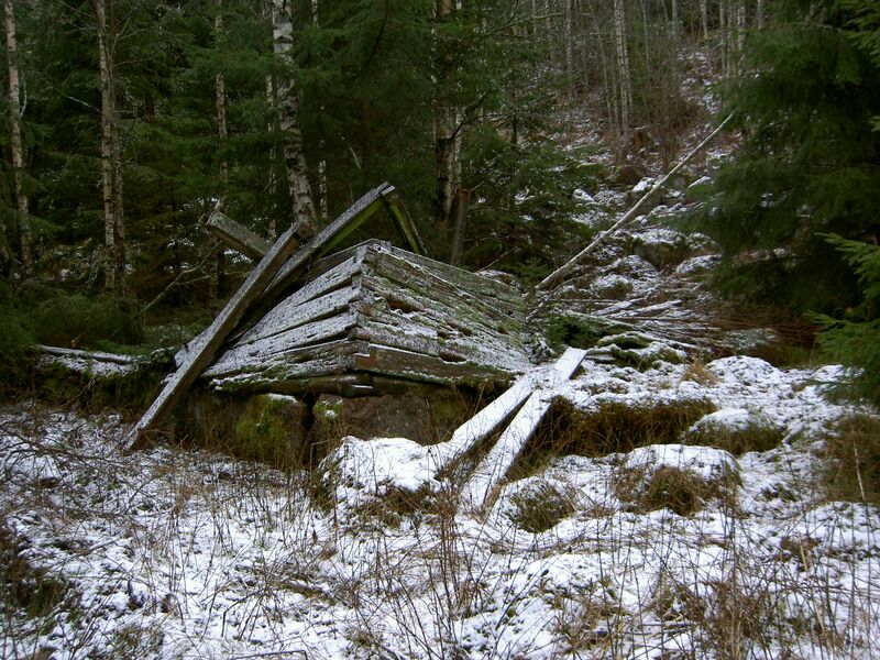 Fil:Östergötland-Åsbo-Åstugan 2 (Lindhult) Rester av lada 2008.jpg