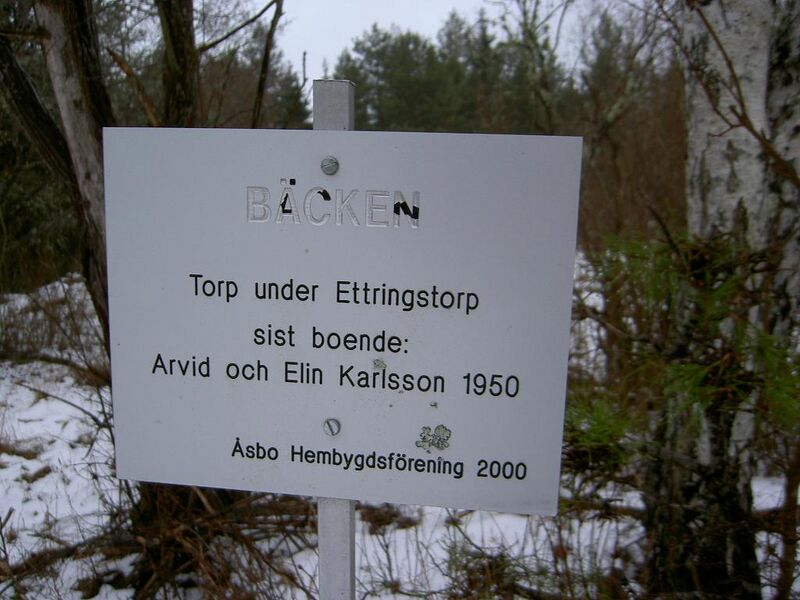 Fil:Östergötland-Åsbo-Bäcken (Ettringstorp) torpmärkning.jpg