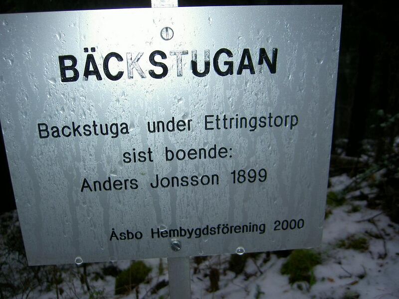 Fil:Östergötland-Åsbo-Bäckstugan (Ettringstorp) torpmärkning.jpg