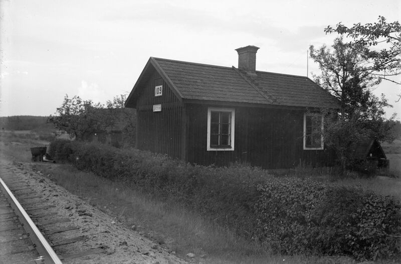 Fil:Östergötland-Åsbo-Banvaktstuga 109 JvmKAFF01439.jpg