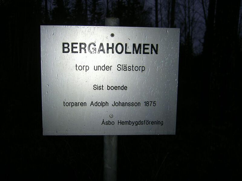 Fil:Östergötland-Åsbo-Bergaholmen (Slästorp) torpmärkning.jpg