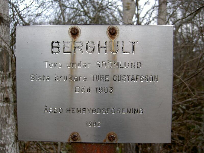 Fil:Östergötland-Åsbo-Berghult-torpmärkning.jpg