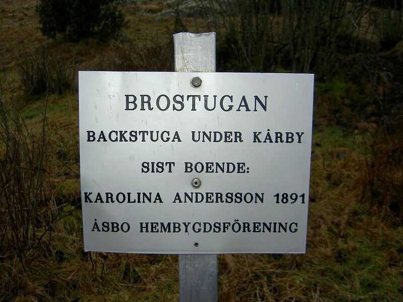 Fil:Östergötland-Åsbo-Brostugan (Kårby)-torpmärkning.jpg