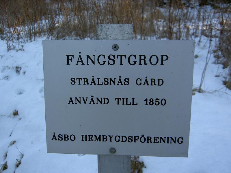 Fil:Östergötland-Åsbo-Fångstgrop (Strålsnäs) märkskylt.jpg
