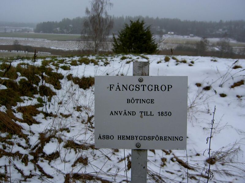 Fil:Östergötland-Åsbo-Fångstgropp (Bötinge).jpg