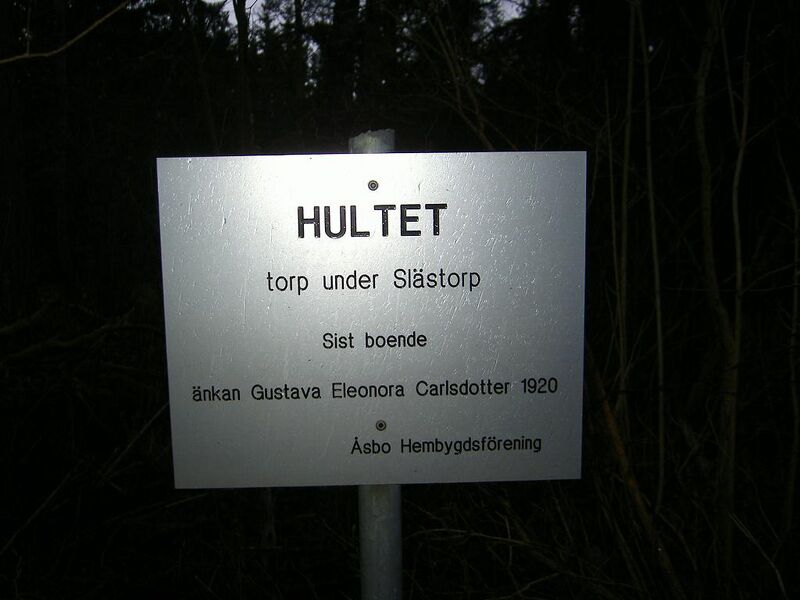 Fil:Östergötland-Åsbo-Hultet (Slästorp) torpmärkning.jpg