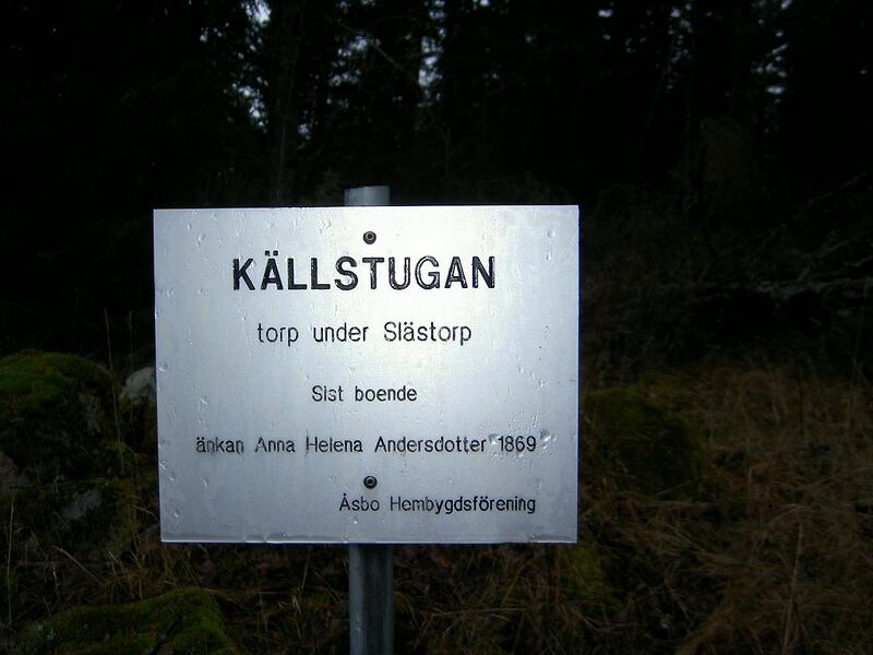 Fil:Östergötland-Åsbo-Källstugan (Slästorp) torpmärkning.jpg