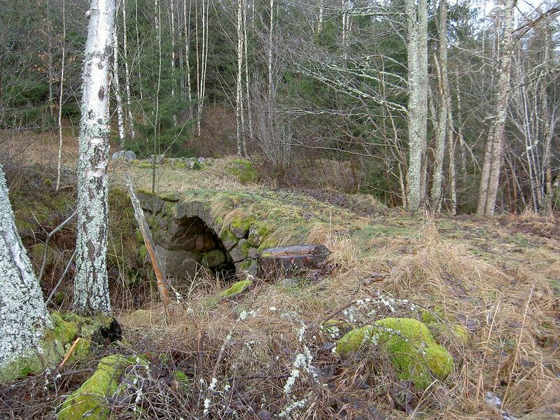 Fil:Östergötland-Åsbo-Kvarnstugan (Tuddebo) stenvalvsbro.jpg