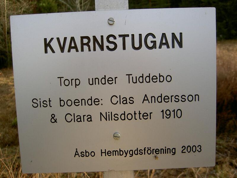 Fil:Östergötland-Åsbo-Kvarnstugan (Tuddebo) torpmärkning.jpg