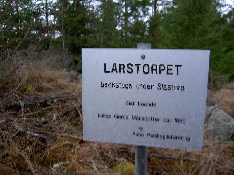 Fil:Östergötland-Åsbo-Larstorp (Slästorp) torpmärkning.jpg