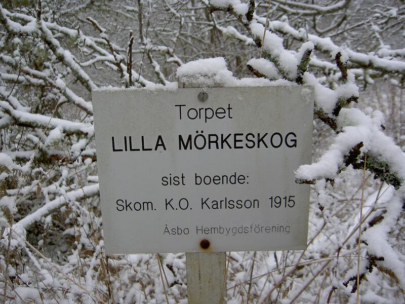 Fil:Östergötland-Åsbo-Lilla Mörkeskog-torpmärkning.jpg