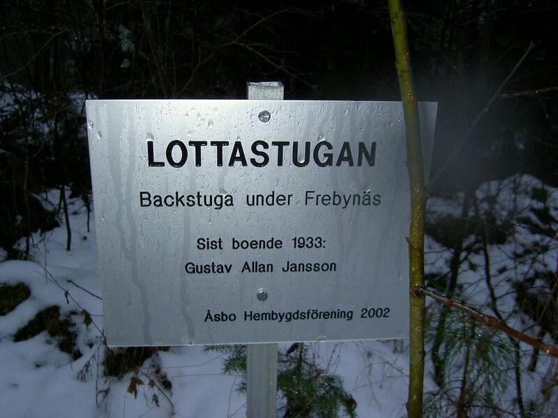 Fil:Östergötland-Åsbo-Lottastugan Frebytorp (Freby) torpmärkning.jpg