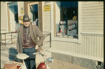 Erik Andersson i Åmanshemmet utanför Lunda Handelsbod, runt 1960