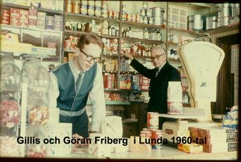 Lunda Handelsbod Interiör, Göran och Gillis Friberg bakom disken, 1960-tal