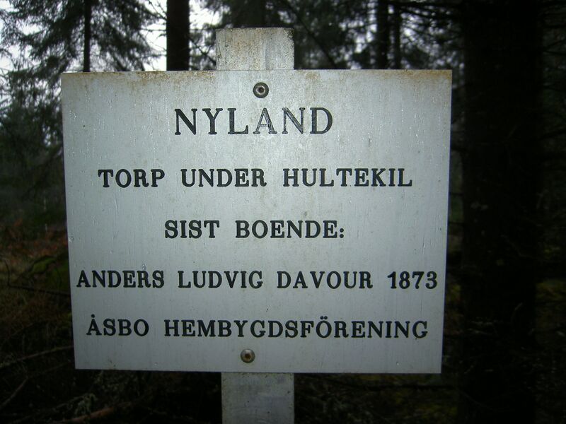 Fil:Östergötland-Åsbo-Nyland (Hultekil) torpmärkning.jpg