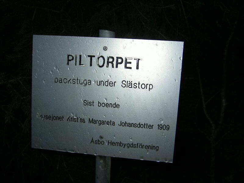 Fil:Östergötland-Åsbo-Piltorpet (Slästorp) torpmärkning.jpg