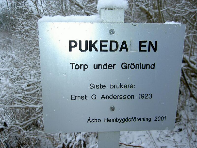Fil:Östergötland-Åsbo-Pukedalen-torpmärkning.jpg