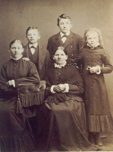 Fil:Östergötland-Åsbo-Sandstugan Familjeporträtt.jpg