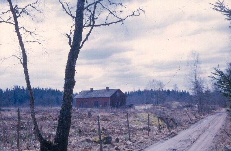 Fil:Östergötland-Åsbo-Skoghemmet (Strålsnäs) ladugård.jpg