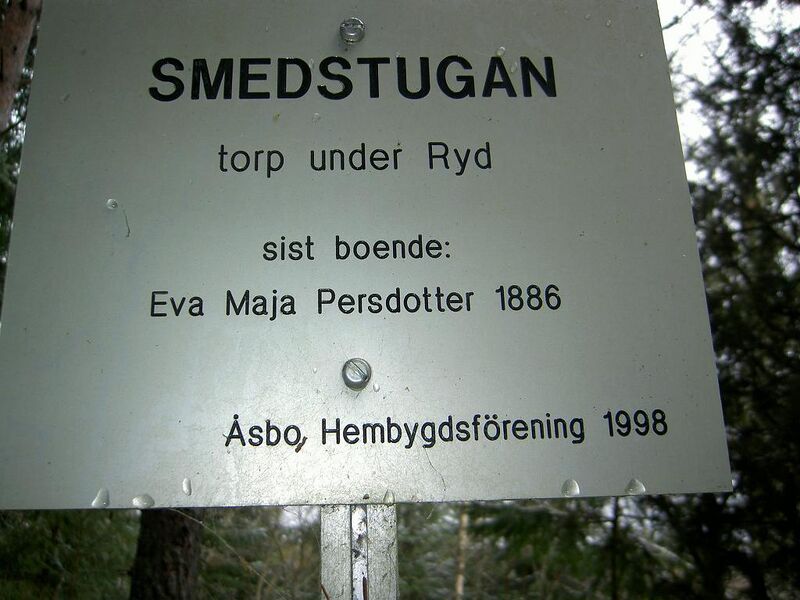 Fil:Östergötland-Åsbo-Smedstugan (Ryd) torpmärkning.jpg