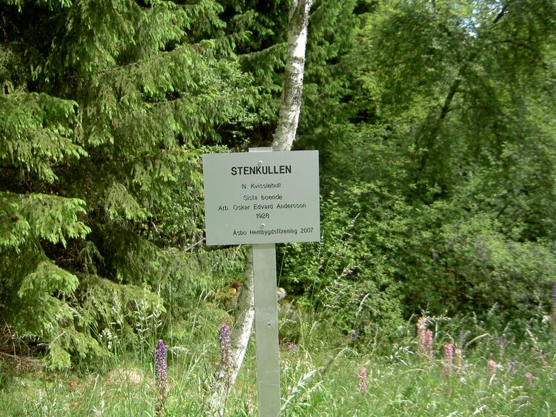 Fil:Östergötland-Åsbo-Stenkullen (Norra Kvisslehult) torpmärkning.jpg