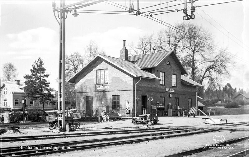 Fil:Östergötland-Åsbo-Strålsnäs Järnvägsstation vykort 2.jpg