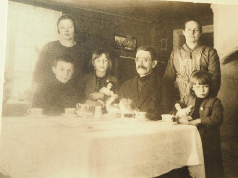 Fil:Anna Bertil Signe Morfar Mormor Inga.jpg