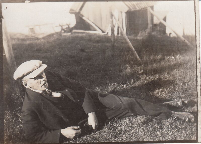 Fil:Dalsland-Ånimskog-herre med pipa.jpg