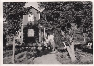 Dalsland-Ånimskog-personer veranda.jpg