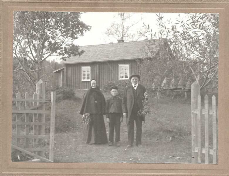 Fil:Dalsland-Mo-Gressbol-Olle Petter och Lena Wivatt + dotterson Gustaf Borg Holmen Gressbol 1911.jpg