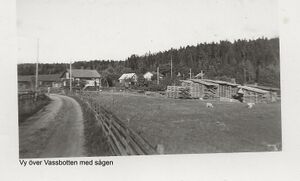 Dalsland-Mo-Vassbotten-medSågen.jpg