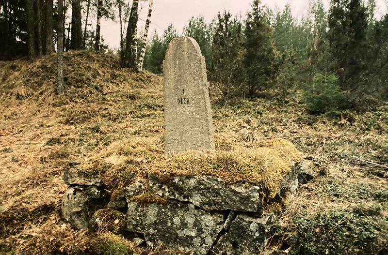 Fil:Milsten utefter 1700 talsvägen vid Björkebo.jpeg