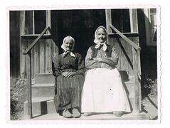 Foto #0007 Mor Skog (Maja Kajsa Andersdotter 1856-1940) i Krusebol + okänd kvinna. Vem är kvinnan?