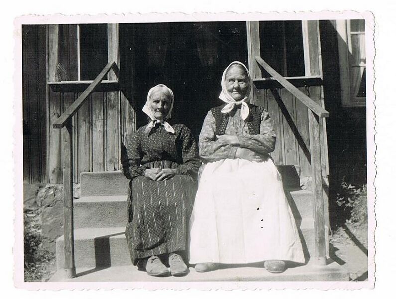 Fil:Mor Skog och okänd person.jpg