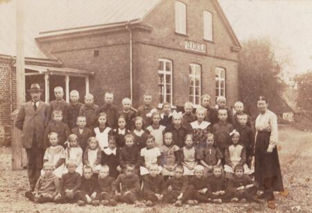 Bild på Ravlunda skola c:a 1920