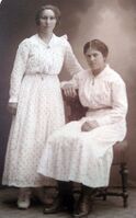 Foto #0001 Sofia Viktoria Larsson (gift Skog) 1900-1992, Krusebol, till höger. Okänd till vänster. Ca 1915-1920. Bild från Roger Skoog.